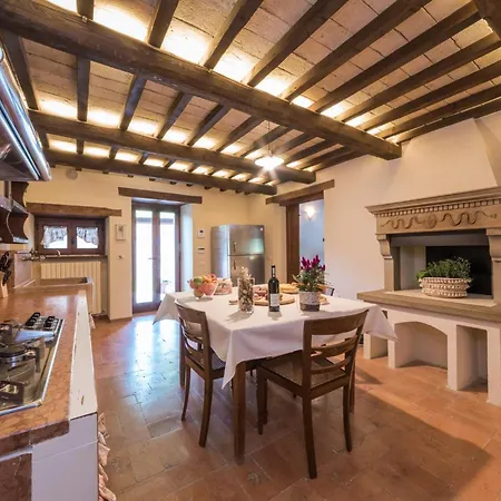 Villa Poderina 8, Emma Acqualagna