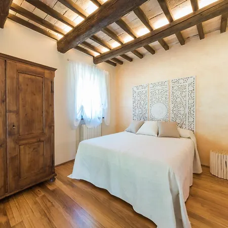 Poderina 8, Emma Villa Acqualagna